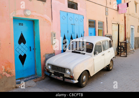 Straßenszene in der alten Medina mit Renault 4 Auto, Tiznit, Souss-Massa-Draa Region, Marokko Stockfoto