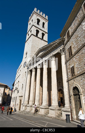 Menschen-Turm und Minerva-Tempel, Piazza del Comune, Assisi, Perugia, Umbrien, Italien Stockfoto