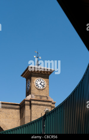 Uhr über dem Eingang zum Bahnhof Kings Cross in London, England. Stockfoto