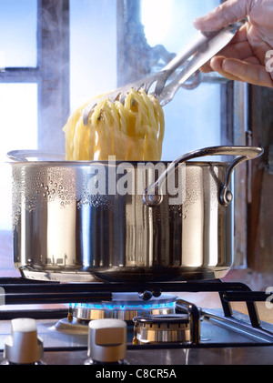 Nudeln in einem Topf auf dem Gasherd Kochen Stockfoto