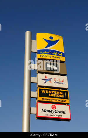 Poste Maroc, ATM, Amana, Western Union und MoneyGram Zeichen, Tiznit, Marokko Stockfoto