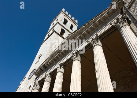 Menschen-Turm und Minerva-Tempel, Piazza del Comune, Assisi, Perugia, Umbrien, Italien Stockfoto