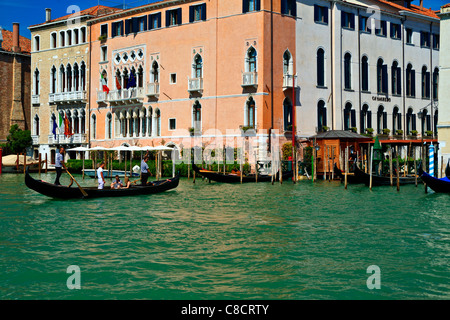 Reiten in Traghetto Gondel auf dem Canal Grande Venedig Stockfoto