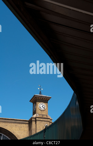 Uhr über dem Eingang zum Bahnhof Kings Cross in London, England. Stockfoto