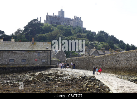 Die gepflasterten Damm bis zum Montieren Sie die Burg und das Dorf auf St. Michael, Marazion, in der Nähe von Penzance, Cornwall, England, UK Stockfoto