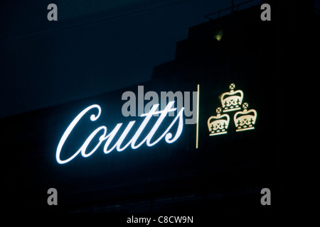 Coutts Bank Schild im Fenster der Filiale am Strand London England UK Stockfoto