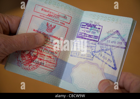Thai Visa Stempel in einen britischen Pass Stockfoto