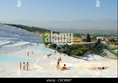 PAMUKKALE, TÜRKEI. Ein Blick, der Blick hinunter auf den Pisten und Travertin der UNESCO World Heritage Site. 2011. Stockfoto