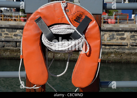 Rettungsring am Hafen Geländer, v&a Waterfront, Cape Town, Western Cape, Südafrika Stockfoto