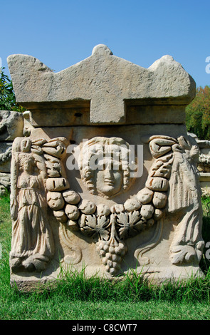 AFRODISIAS, TÜRKEI. Eine kunstvoll geschnitzte byzantinische Steinsarkophag. 2011. Stockfoto