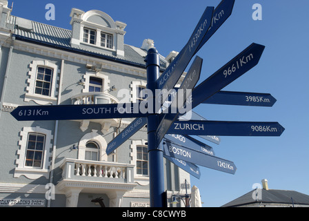 Wegweiser zeigen, Entfernungen, afrikanische Handelshafen, der V&A Waterfront, Cape Town, Western Cape, Südafrika Stockfoto