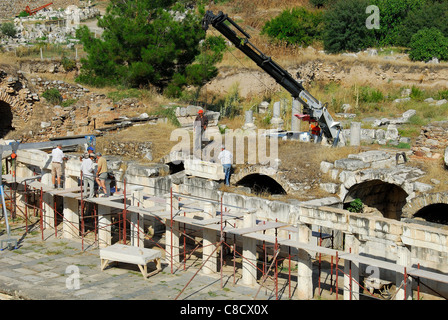 AFRODISIAS, TÜRKEI. Restaurierung und Umbau Arbeit, durchgeführt auf der Bühne des antiken Theaters. 2011. Stockfoto