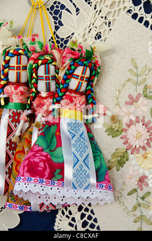 Ukraine, Odessa. Typisch ukrainischen Textile Souvenir Handarbeiten, Spitzen Tischdecke & -Puppen. Stockfoto