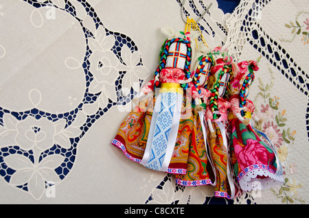 Ukraine, Odessa. Typisch ukrainischen Textile Souvenir Handarbeiten, Spitzen Tischdecke & -Puppen. Stockfoto