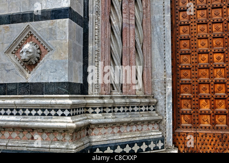 Der Dom von Siena, in einer detaillierten Ansicht der verschiedenen Mustern und Materialien Stockfoto