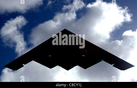 Der B-2 Spirit ist ein Tarnbomber, der von Northrop Grumman für die US Air Force entwickelt wurde. Der B-2 ist bekannt für sein Flugflügeldesign und kann in die feindliche Verteidigung eindringen, um sowohl konventionelle als auch nukleare Nutzlasten abzuliefern. Stockfoto