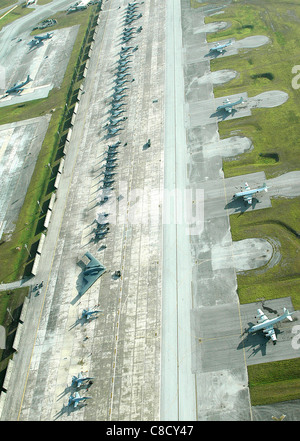 Ein b-2 Spirit, Adler f-15, f-16 Fighting Falcons, f-18 Hornets und Japanense P-3 Orions säumen die Flightline bei Andersen Stockfoto