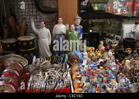 Traditionelle Chinesen und Mao Keramische Statuetten - Temple Street Night Market, Kowloon, China - Hong Kong Stockfoto