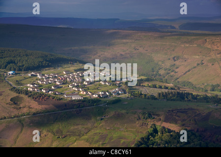 Penrhys des Rates Siedlung und Friedhof auf Hügel über Rhondda Tälern im dramatischen Abend Licht Täler South Wales UK Stockfoto