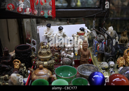 Traditionelle chinesische und Bruce Lee Keramische Statuetten - Temple Street Night Market, Kowloon, China - Hong Kong, China, Asien Stockfoto