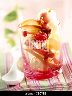 sofortige Vacherin Baiser und Sahne Dessert mit frischen Früchten Stockfoto