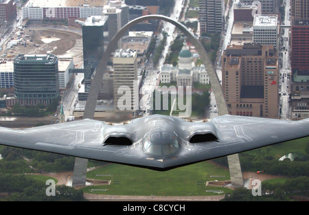 B 2 Spirit Stealth Bomber fliegen über die St. Louis Arch Stockfoto