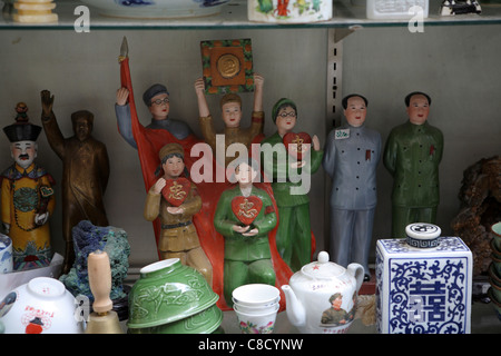 Traditionelle chinesische Keramik und revolutionäre Statuetten für Verkauf - Temple Street, Kowloon, China - Hong Kong Stockfoto