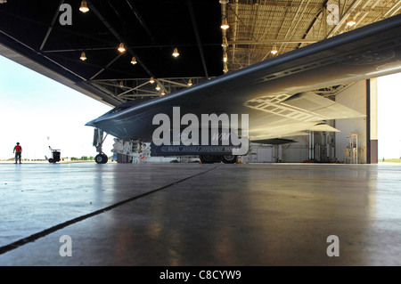 B-2 Spirit wartet wie Crew-Chefs mit der 509. Aircraft Maintenance Squadron es für den Start bereiten Stockfoto