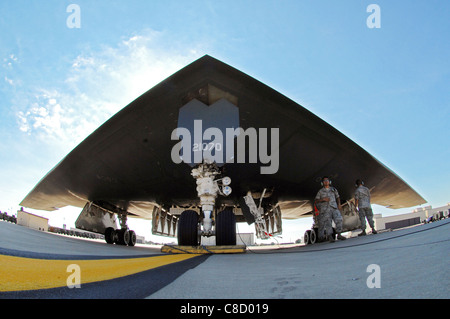 Crew-Chefs mit der 509. Aircraft Maintenance Squadron bereiten ein b-2 Spirit für Flug Stockfoto