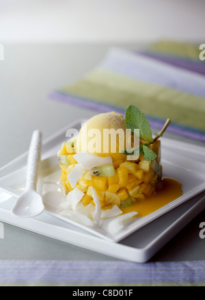 exotische Früchte-Tartar und Mango-sorbet Stockfoto