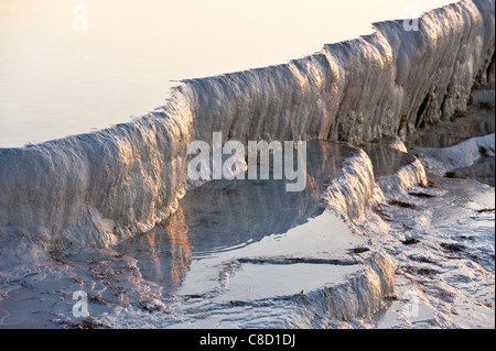 Detail aus der Travertine von Pamukkale, Denizli, Türkei. Stockfoto