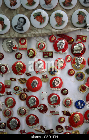 Mao Tse-Tung Abzeichen für Verkauf in Straßenmarkt in China Stockfoto