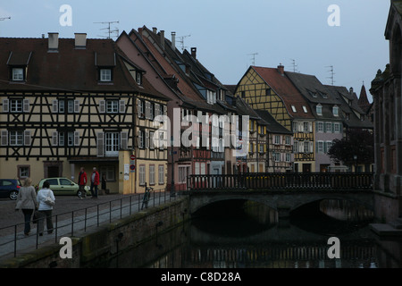 Fachwerkhäuser in La Petite Venise (Klein Venedig) Viertel im historischen Zentrum von Colmar, Frankreich. Stockfoto