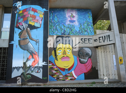 Bunte Graffiti-Kunst an der Wand eines heruntergekommenen Apartment-Blocks. Eine Erklärung zur Jugendkultur. Querformat. Stockfoto