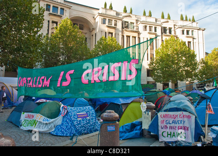 Besetzen Sie St Pauls, London. Zelte mit banner "Kapitalismus ist Krise" vor Städtebau Paternoster Square. Stockfoto