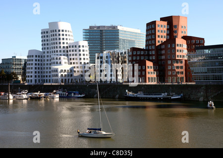 Stadt Düsseldorf, Deutschland. Stadtzentrum, Bürogebäude "Neuer Zollhof" von Architekt Gehry.  "Medienhafen" Bereich. Stockfoto