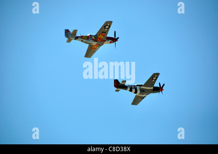 P51-D Mustang Kämpfer fliegen in Formation über Nampa Flughafen Stockfoto