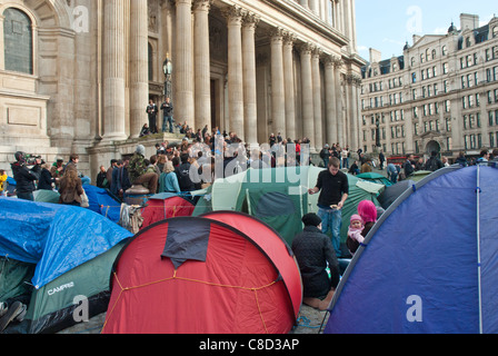 St Pauls Cathedral, London besetzen. Zelte mit Demonstranten vor der St. Pauls. Stockfoto