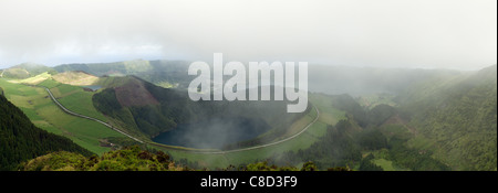 Blick über Lagoa Santiago und Sete Cidades Tal mit seinen beiden Seen Lagoa Azul und Lagoa Verde. Von Canario Sicht gesehen. Stockfoto