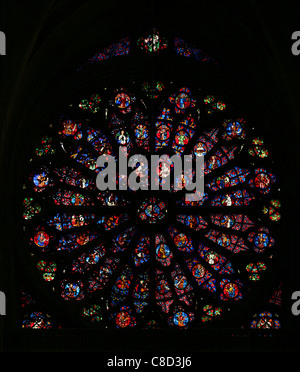 Rosette mit der mittelalterlichen Glasfenster in der Kathedrale Notre-Dame in Reims, Frankreich. Stockfoto
