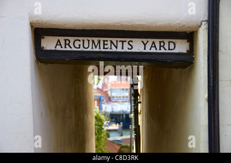 Schmale Gasse in Whitby (genannte Argumente Yard) nach unten in Richtung Hafen. Stockfoto