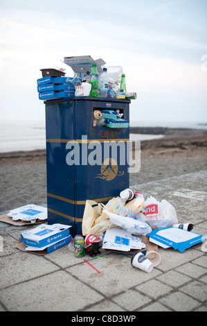 Überquellenden Mülltonnen auf Aberystwyth Promenade am Ende eines heißen September nachmittags, Wales UK Stockfoto