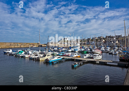 Yachten und andere Vergnügen Schiffe vor Anker im Hafen von Findochty Moray Nordosten Schottlands Stockfoto