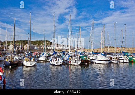 Yachten und andere Vergnügen Schiffe vor Anker im Hafen von Findochty Moray Nordosten Schottlands Stockfoto