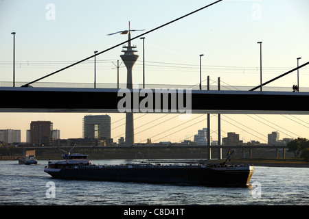 Skyline von Düsseldorf am Rhein. Stockfoto