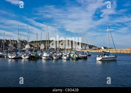 Yachten und andere Vergnügen Schiffe vor Anker im Hafen von Findochty Moray Nordosten Schottlands Stockfoto