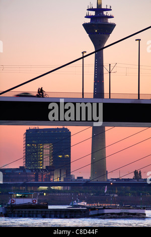 Skyline von Düsseldorf am Rhein. Stockfoto