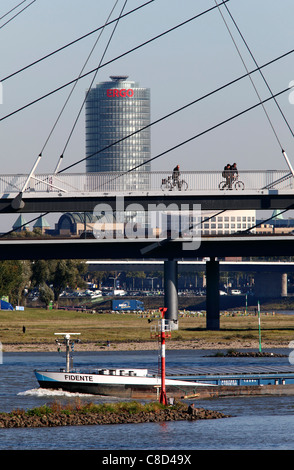 Frachtschiffe auf Rhein, Düsseldorf, Deutschland. Stockfoto