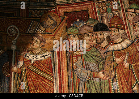 Ankunft der Reliquien des heiligen Markus. Byzantinisches Mosaik an der Fassade der Saint Mark's Basilika (Basilica di San Marco) auf der Piazza San Marco in Venedig, Italien. Stockfoto