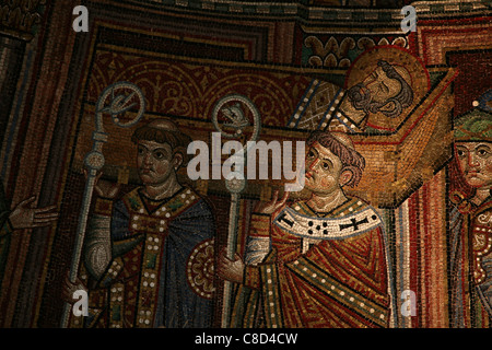 Ankunft der Reliquien des heiligen Markus. Byzantinisches Mosaik an der Fassade der Saint Mark's Basilika (Basilica di San Marco) auf der Piazza San Marco in Venedig, Italien. Stockfoto